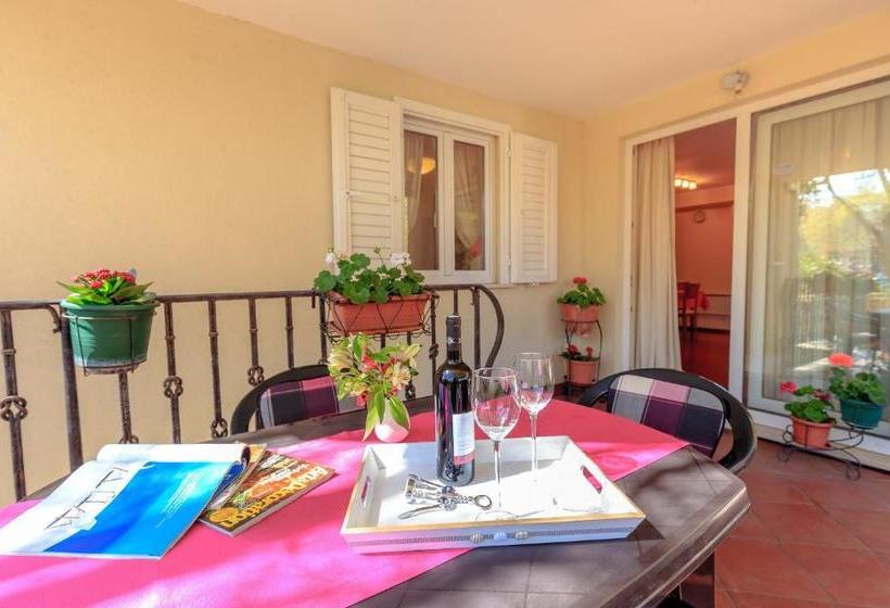 ホテル Leona & Borna's Central Lapad Suites