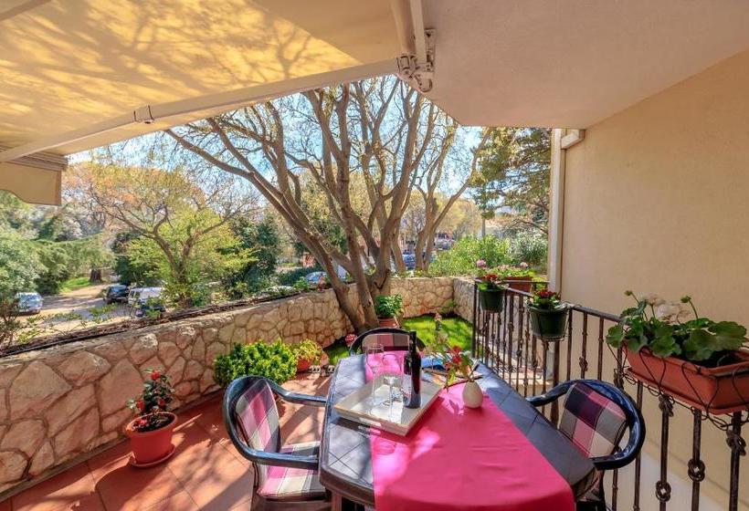 ホテル Leona & Borna's Central Lapad Suites