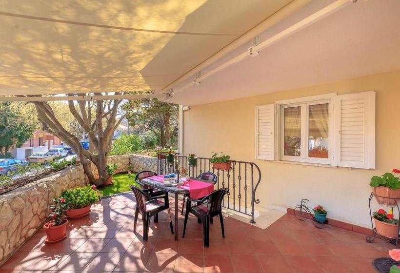 ホテル Leona & Borna's Central Lapad Suites