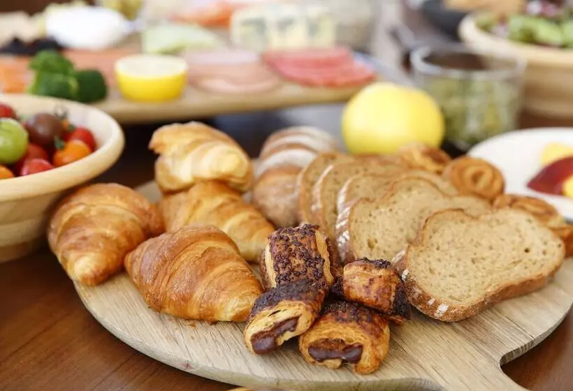 Отель Ana Crowne Plaza Chitose, An Ihg