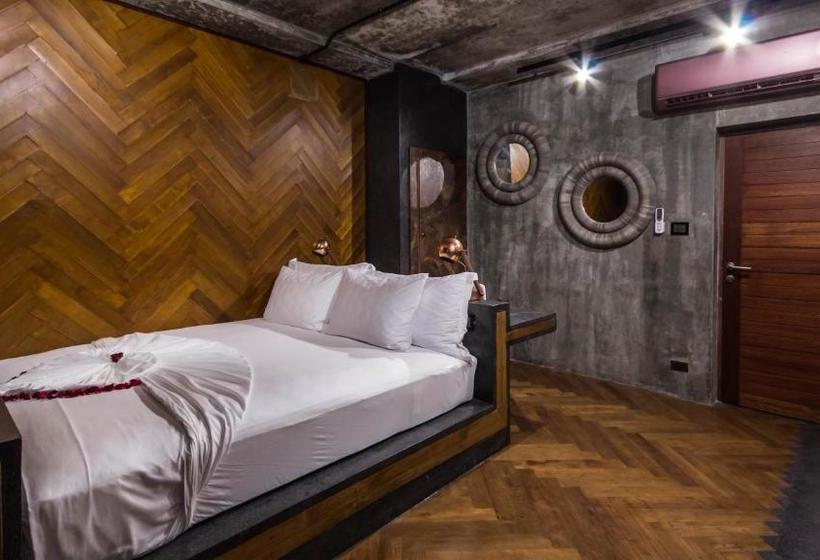 هتل Charming Fox Samui Adults Only