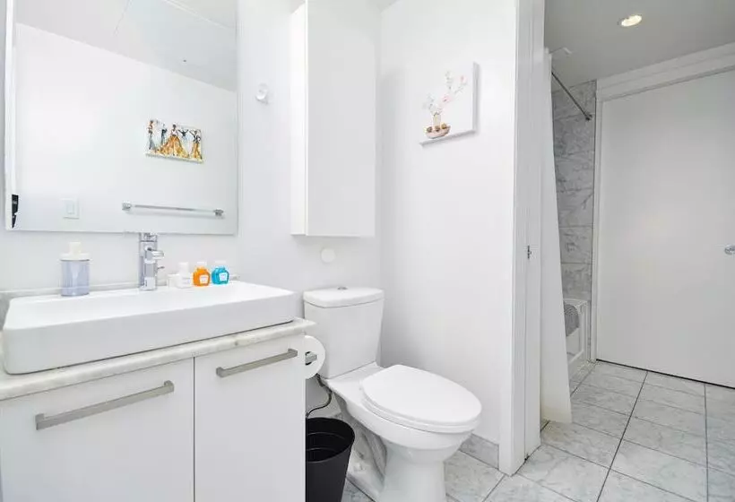 Downtown Toronto Condo Near Scotiabank Arena
