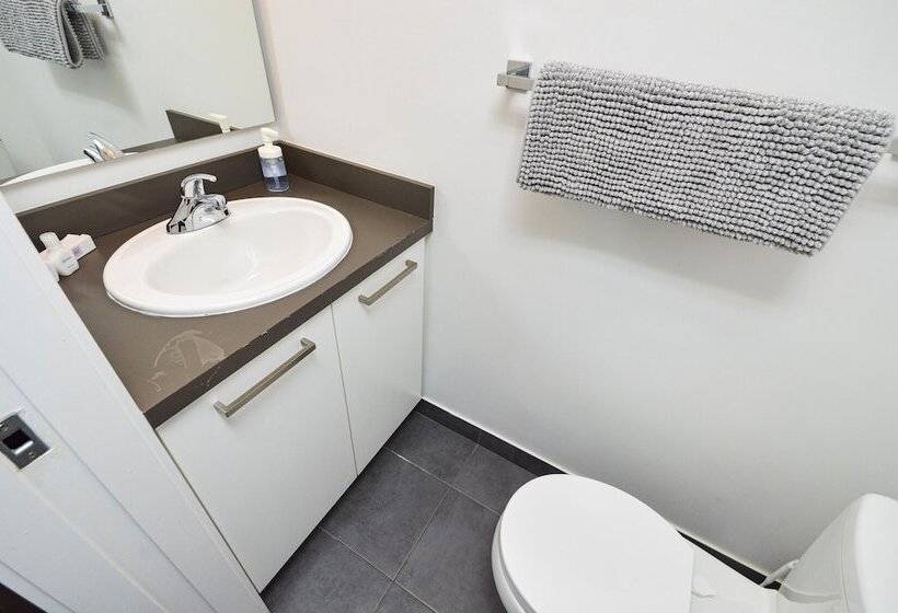 Downtown Toronto Condo Near Scotiabank Arena