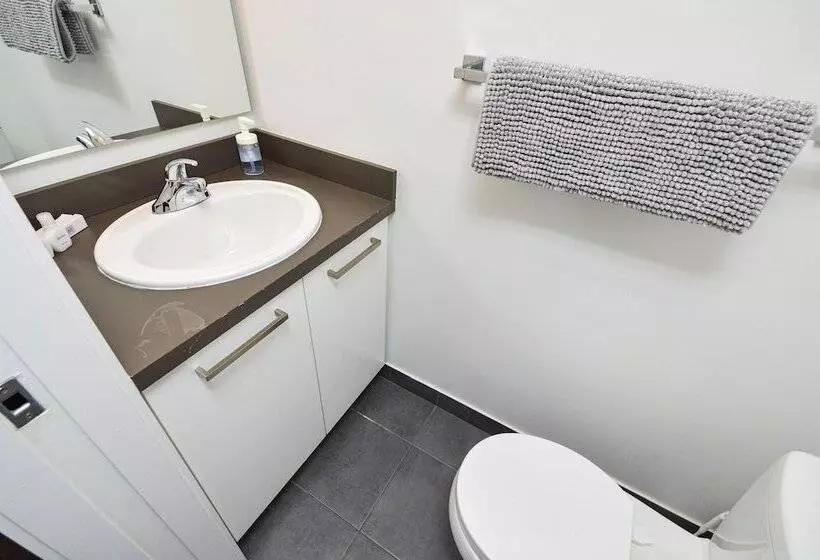 Downtown Toronto Condo Near Scotiabank Arena