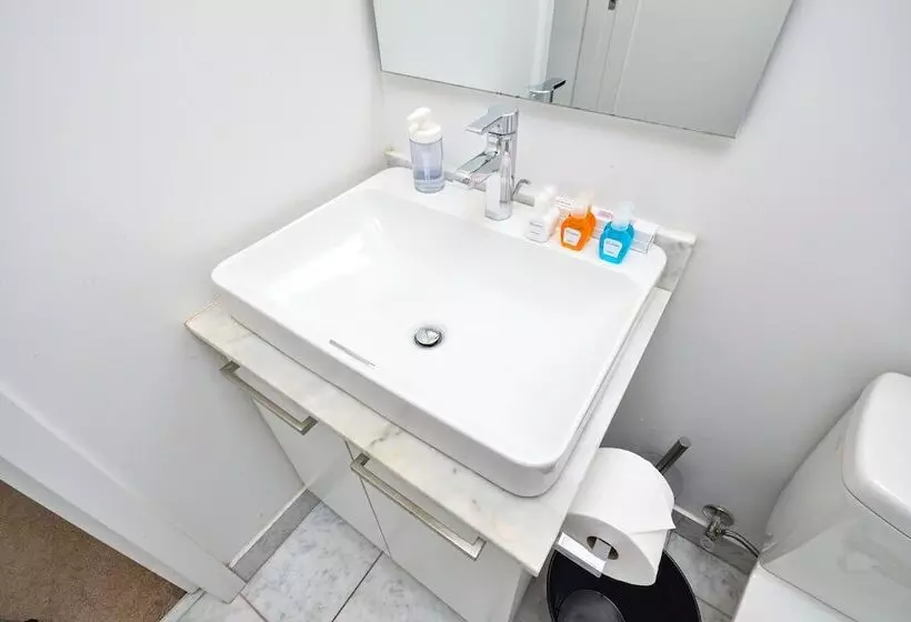 Downtown Toronto Condo Near Scotiabank Arena