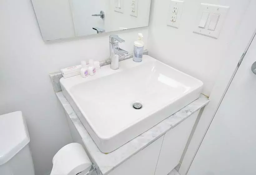 Downtown Toronto Condo Near Scotiabank Arena