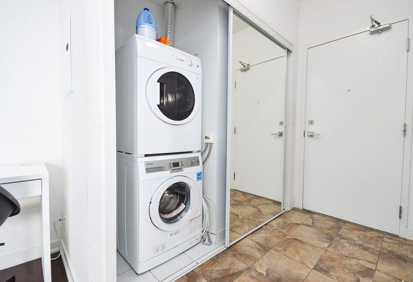 Downtown Toronto Condo Near Scotiabank Arena