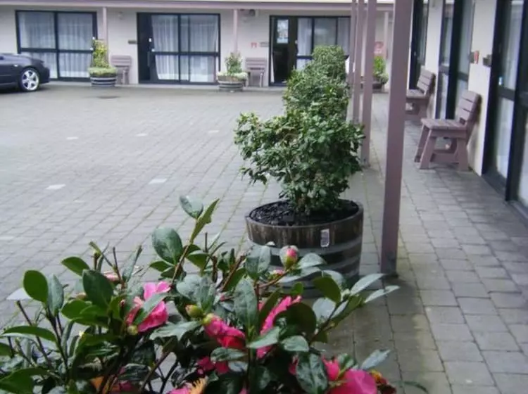 Camellia Court Motel