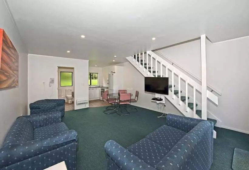 Camellia Court Motel