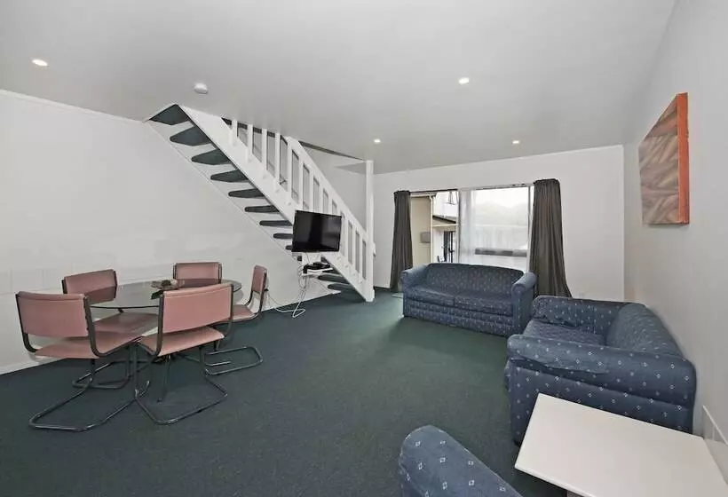 Camellia Court Motel