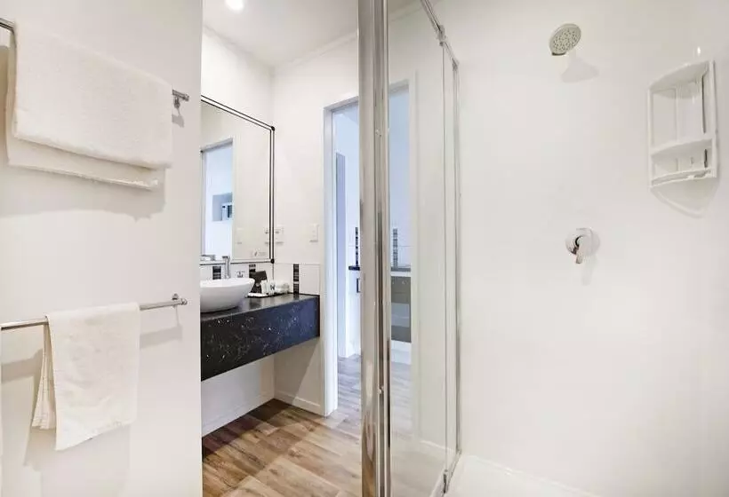 Camellia Court Motel