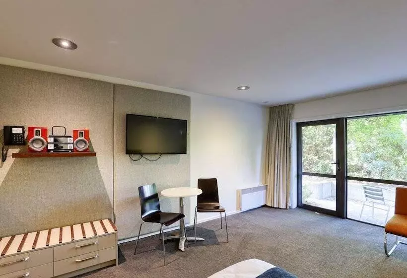 Garden Court Suites & Apartments