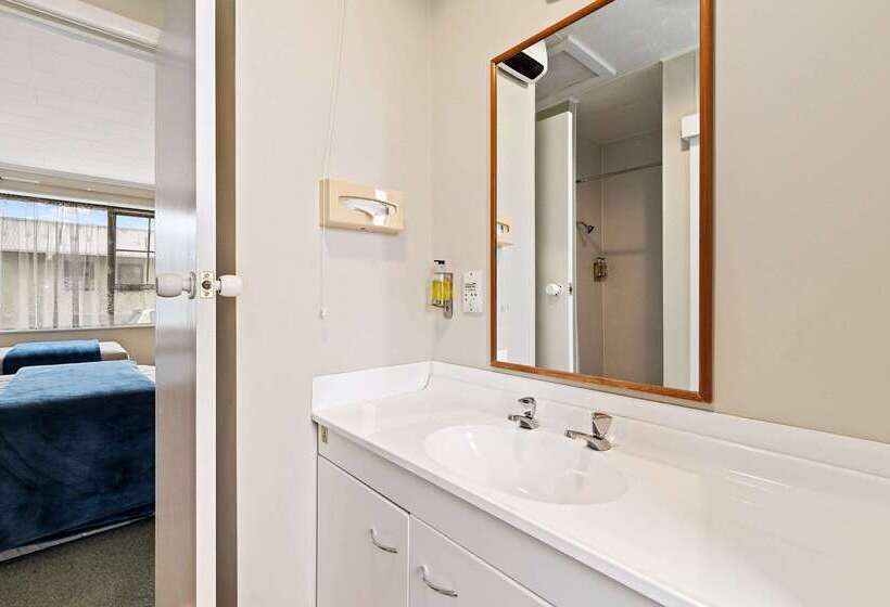 Econo Lodge Canterbury Court Motel