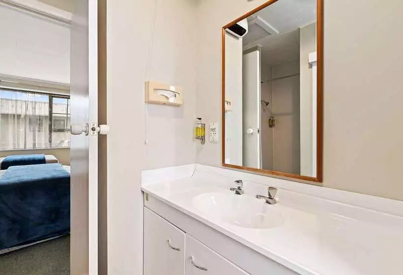 Econo Lodge Canterbury Court Motel