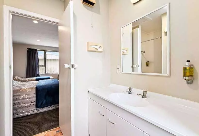 Econo Lodge Canterbury Court Motel