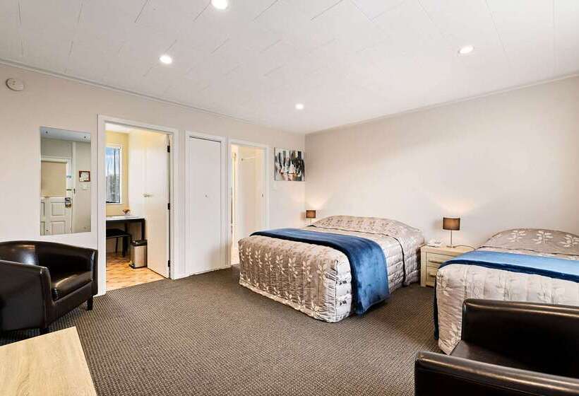 Econo Lodge Canterbury Court Motel