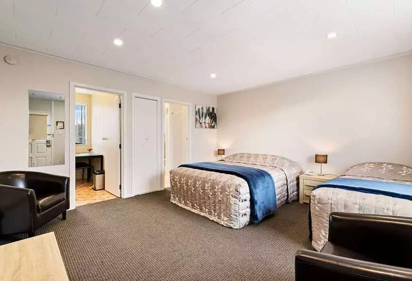 Econo Lodge Canterbury Court Motel