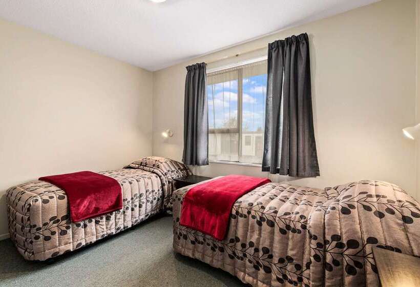 Econo Lodge Canterbury Court Motel