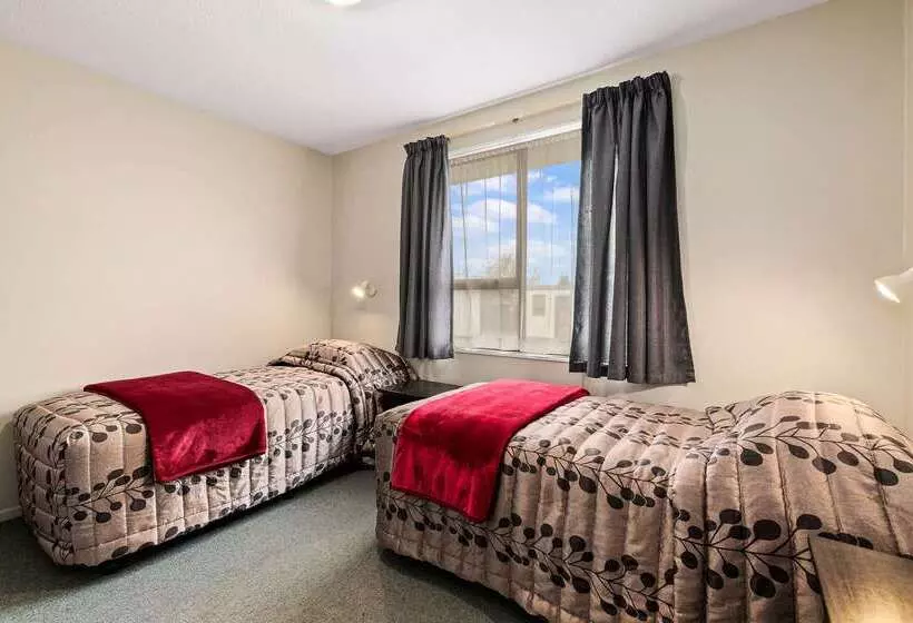 Econo Lodge Canterbury Court Motel