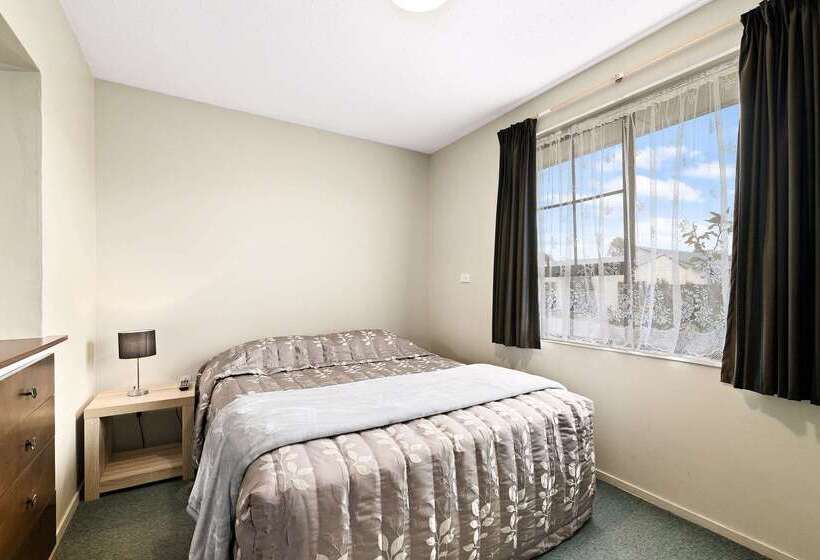 Econo Lodge Canterbury Court Motel