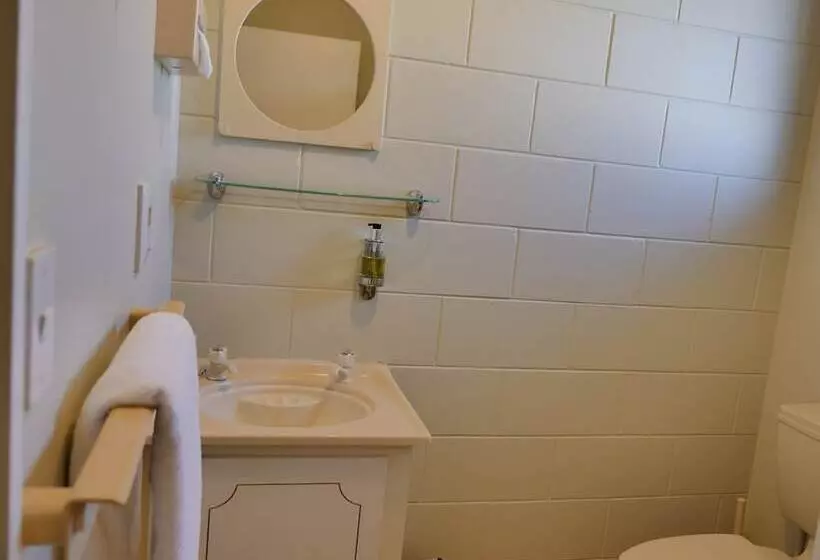 Econo Lodge Canterbury Court Motel