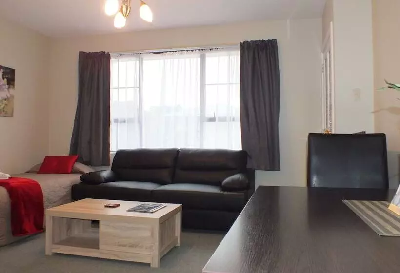 Econo Lodge Canterbury Court Motel