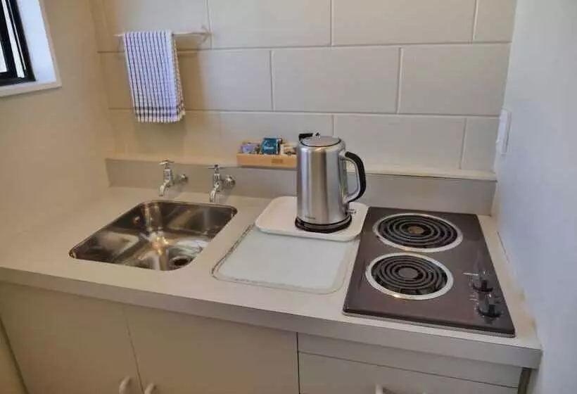 Econo Lodge Canterbury Court Motel