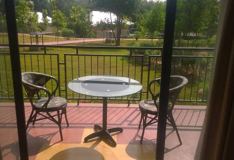 Отель Sterling Kanha