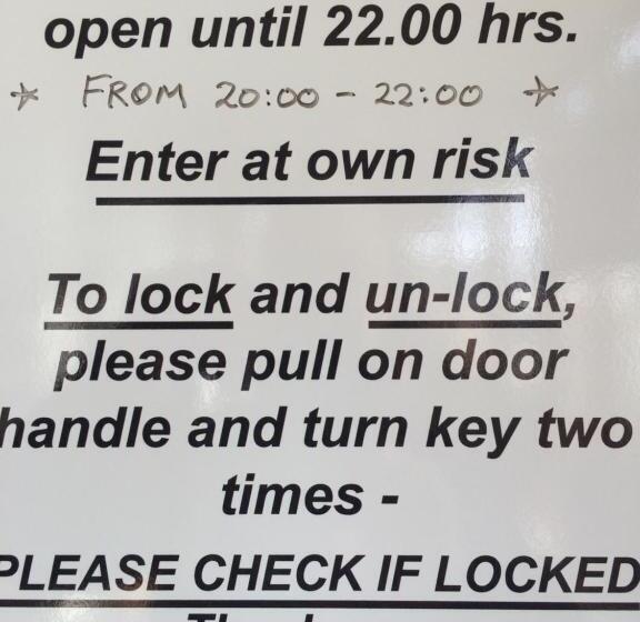 تختخواب و صبحانه Raven S Bed