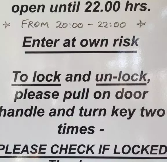 تختخواب و صبحانه Raven S Bed