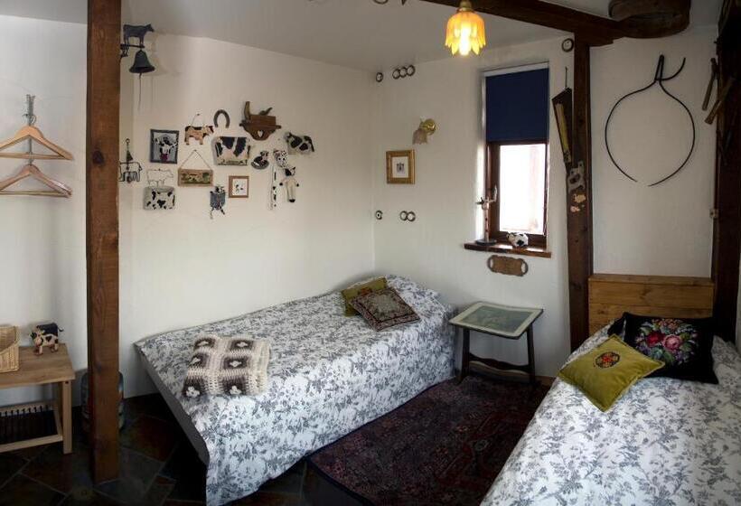 تختخواب و صبحانه Raven S Bed