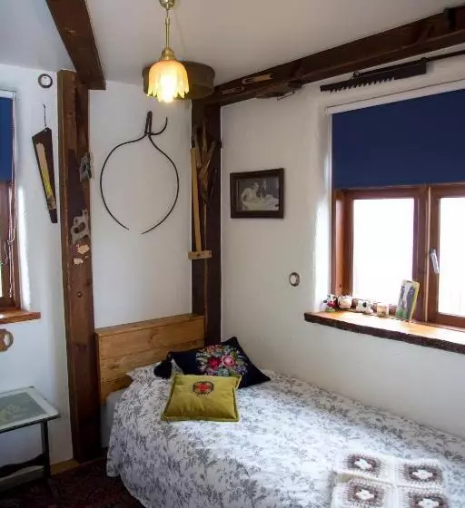 تختخواب و صبحانه Raven S Bed