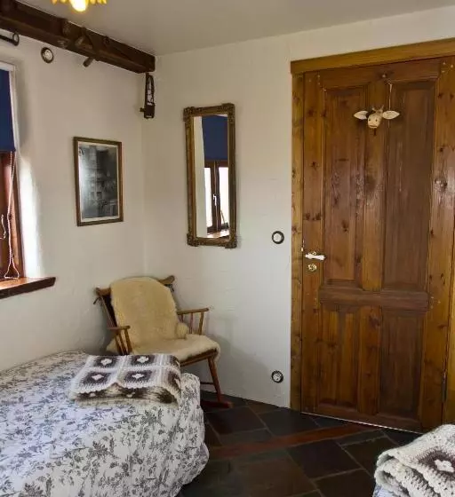 تختخواب و صبحانه Raven S Bed