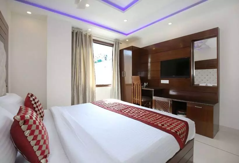 Oyo 9420 Hotel Silver Palm