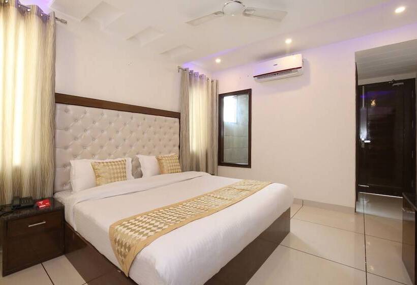 Oyo 9420 Hotel Silver Palm