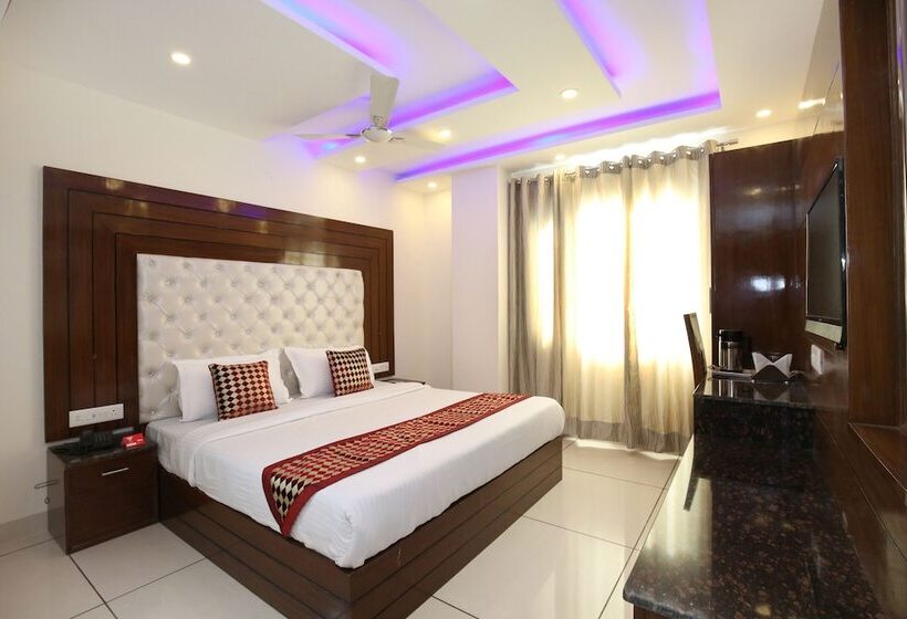 Oyo 9420 Hotel Silver Palm