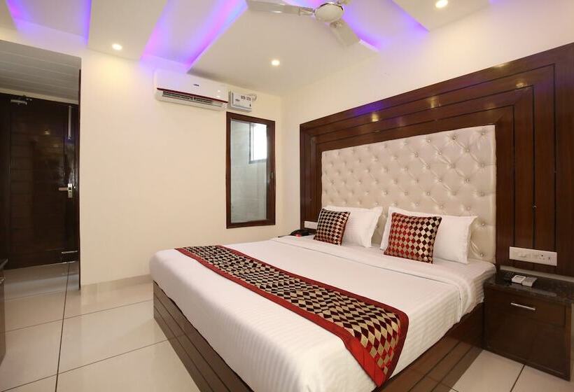 Oyo 9420 Hotel Silver Palm