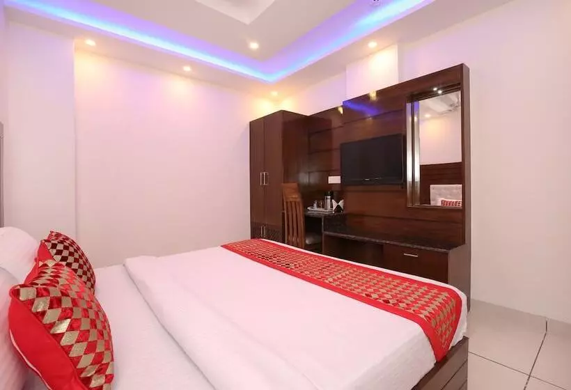 Oyo 9420 Hotel Silver Palm