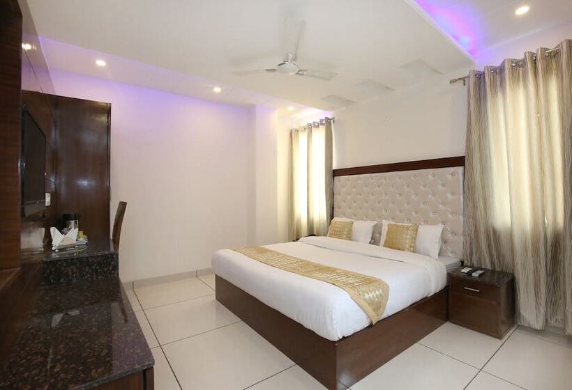 Oyo 9420 Hotel Silver Palm