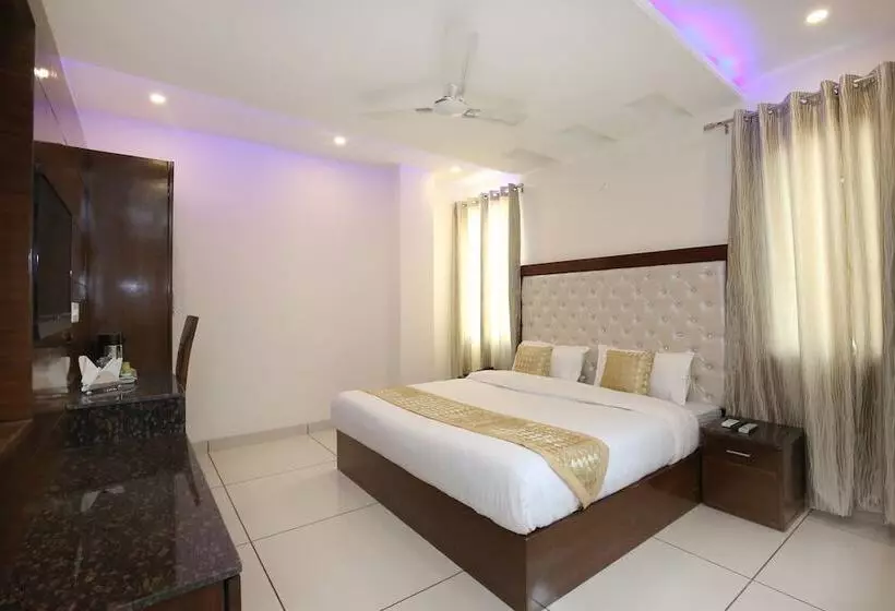 Oyo 9420 Hotel Silver Palm