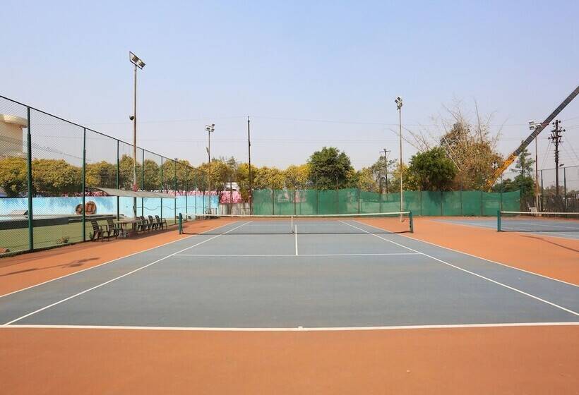 Отель Queens Club Of India