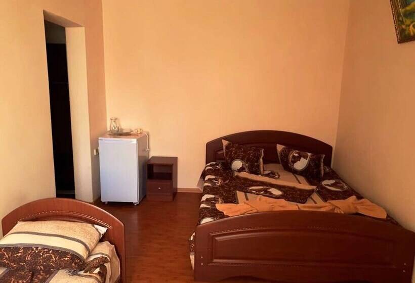 بنسيون Oganes Guesthouse