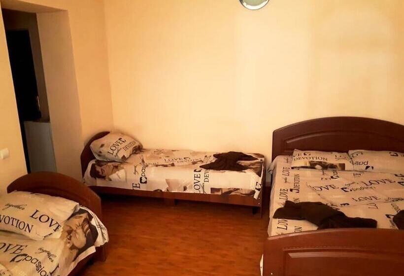 بنسيون Oganes Guesthouse