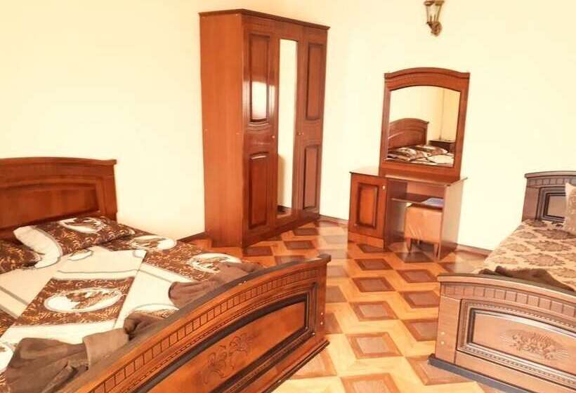 بنسيون Oganes Guesthouse