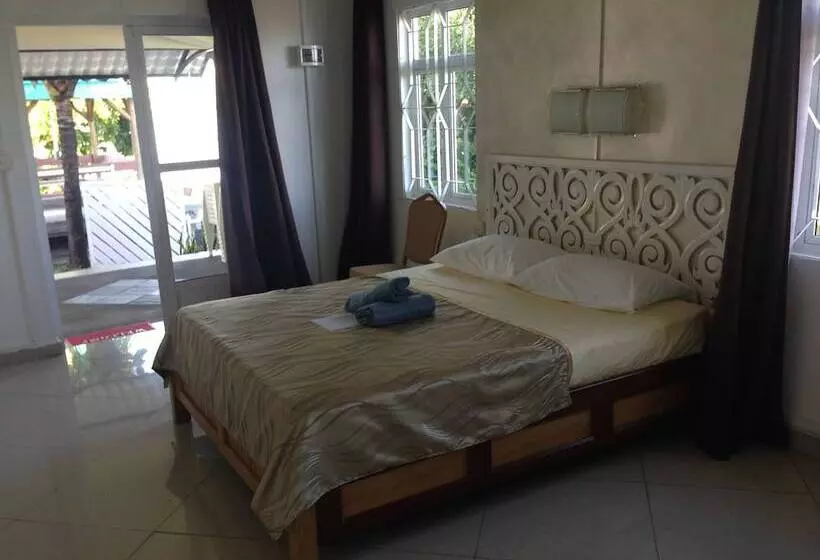 مسافرخانه Oasis Vacances