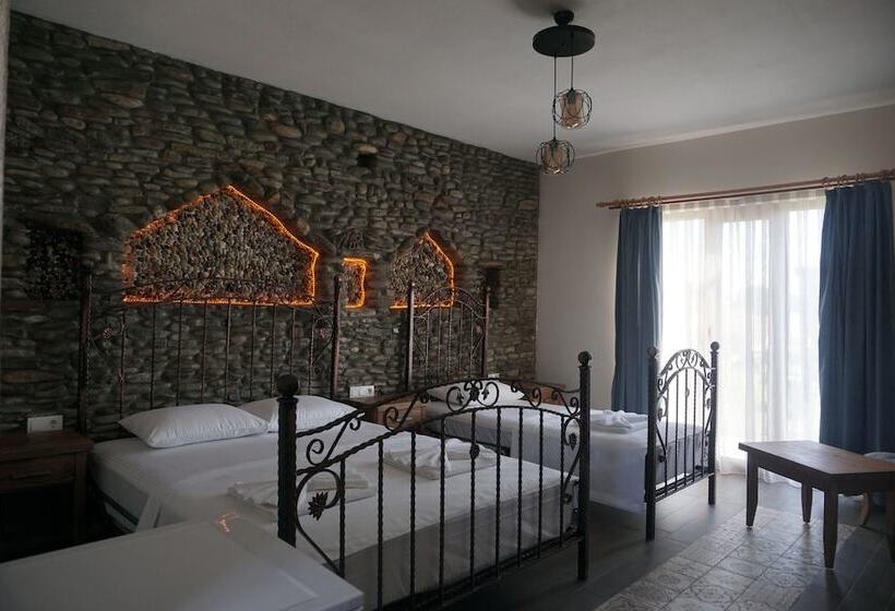 هتل Laz Koyu Konukevi