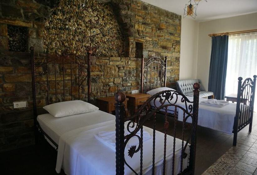 هتل Laz Koyu Konukevi