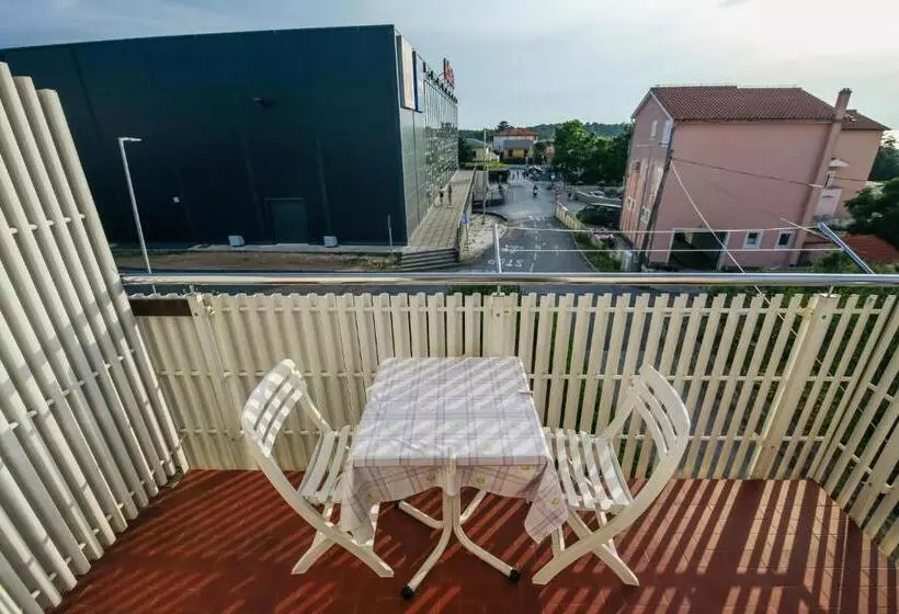 پانسیون Apartments & Rooms Peranic