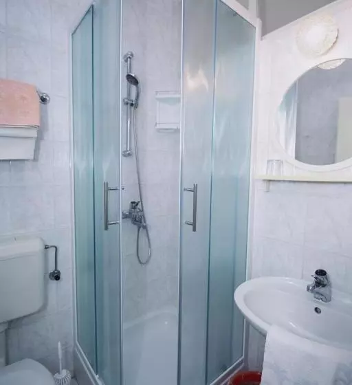 پانسیون Apartments & Rooms Peranic