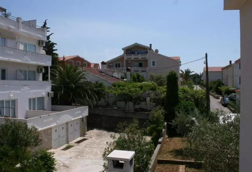 پانسیون Apartments & Rooms Peranic